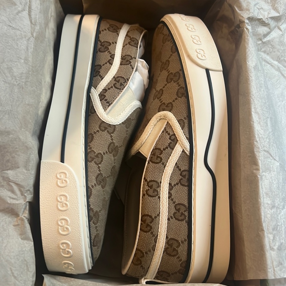 Authentic NEW Gucci sneakers SZ 40